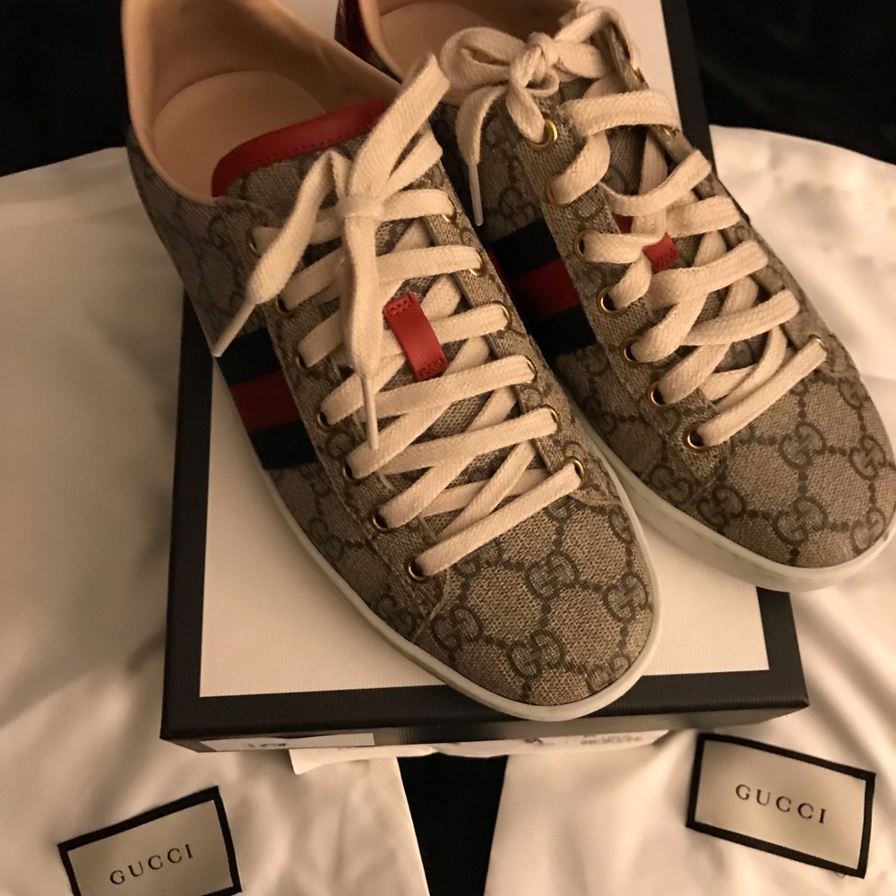 Signature Authentic Gucci Sneakers!!